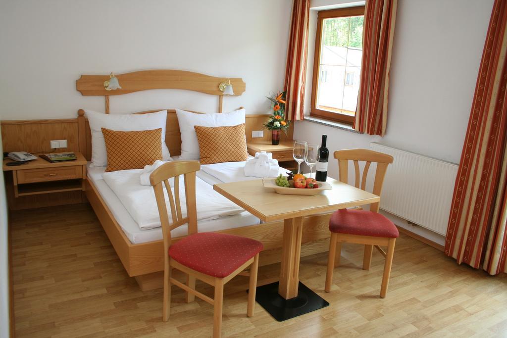 Hotel Alpenrose Muehlbach Am Hochkoenig Стая снимка